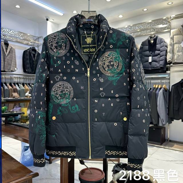 Versace 2024秋冬新品男士羽绒服贸易公司渠道货 人气极高的一款单品奢华经典品牌定制logo设计，辨识度非常鲜明，效果惊艳，彰显了极高的品牌时髦主张，完