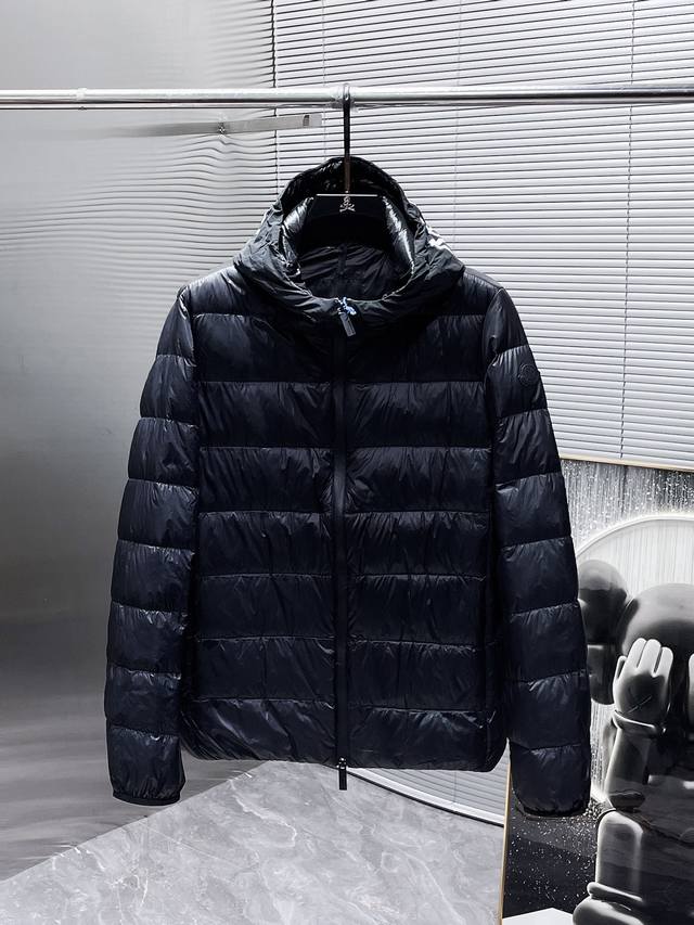 蒙口 Moncler 秋冬新款连帽羽绒服外套，爆款来袭，品相超级好。进口防风防雨面料，软糯亲肤，抗皱不沾灰，立挺有型，时尚绝绝子；奢华有型，辨识度极高；一眼就能