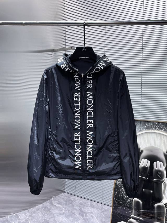 蒙口 Moncler 双面穿 S新款 连帽 夹克 外套，高端版本！专柜定制面料 透气舒适度高，细节无可挑剔，品牌元素设计理念，体现高品质。手感细腻柔软！呈现休闲