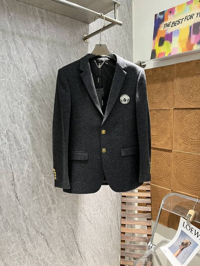 Versace 24Ss羊毛西服外套外贸公司订单！独具匠心！实物触感更具有征服力.自带奢华高级感！颜值与实用性兼具.进口定制羊毛面料.舒适回弹超好！笔挺垂感十足