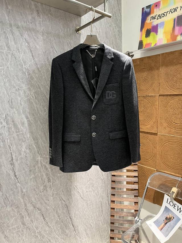 Dg 24Ss羊毛西服外套外贸公司订单！独具匠心！实物触感更具有征服力.自带奢华高级感！颜值与实用性兼具.进口定制羊毛面料.舒适回弹超好！笔挺垂感十足，整件衣服