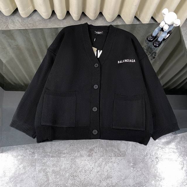 厚款 Balenciaga Fw23巴黎世家前后刺绣logo开衫毛衣外套 -对色定染羊毛混纺棉纱线，高克重高密度超高品质，毛料柔软细腻亲肤，触感软糯丝滑 -全部