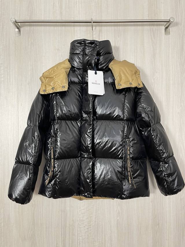 Moncler 蒙口parana 女士羽绒服 Parana羽绒夹克以其闪亮漆面尼龙面料脱颖而出，具有对比鲜明的内外色调。短款设计，连衫帽可在气候变暖时拆卸，大号