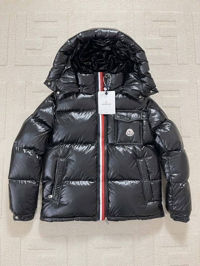 平铺细节 Moncler 蒙口 Montbeliard 亮面羽绒服外套 Montbeliard羽绒夹克采用闪亮漆面尼龙制成，设有高辨识度的长方格绗缝。连帽款设计