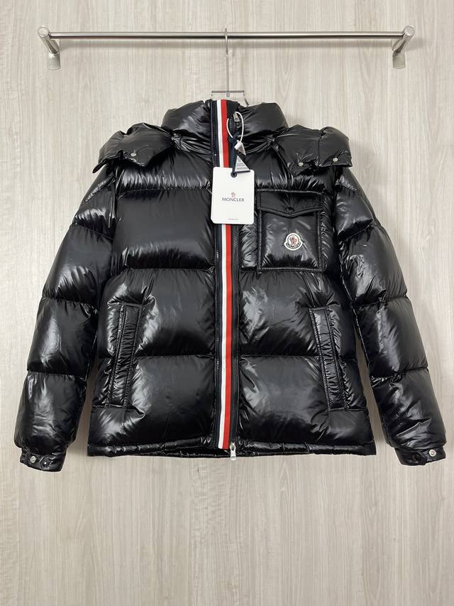 Moncler 蒙口 Montbeliard 亮面羽绒服外套 Montbeliard羽绒夹克采用闪亮漆面尼龙制成，设有高辨识度的长方格绗缝。连帽款设计，胸部饰以