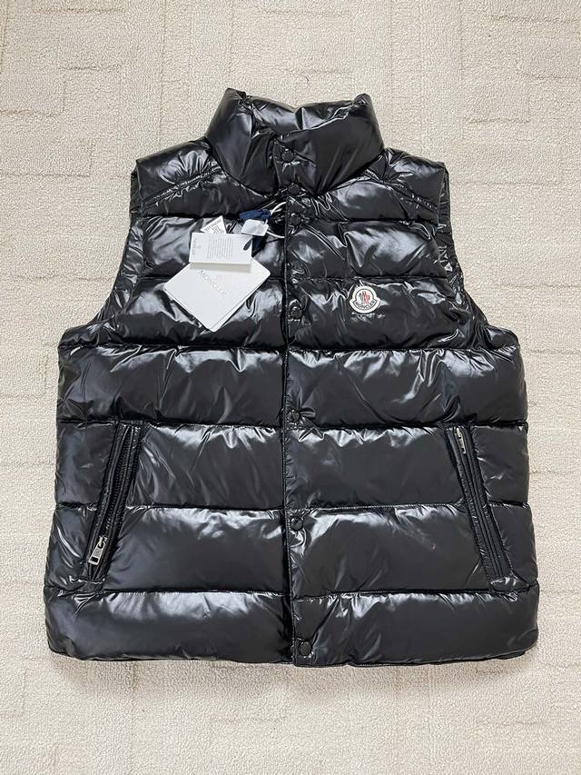 平铺细节 Moncler 蒙口tibb男士马甲背心羽绒服 Tibb男士马甲是moncler的经典单品，灵感源于80年代的标志性典藏廓形。采用nylon Laqu - 点击图像关闭