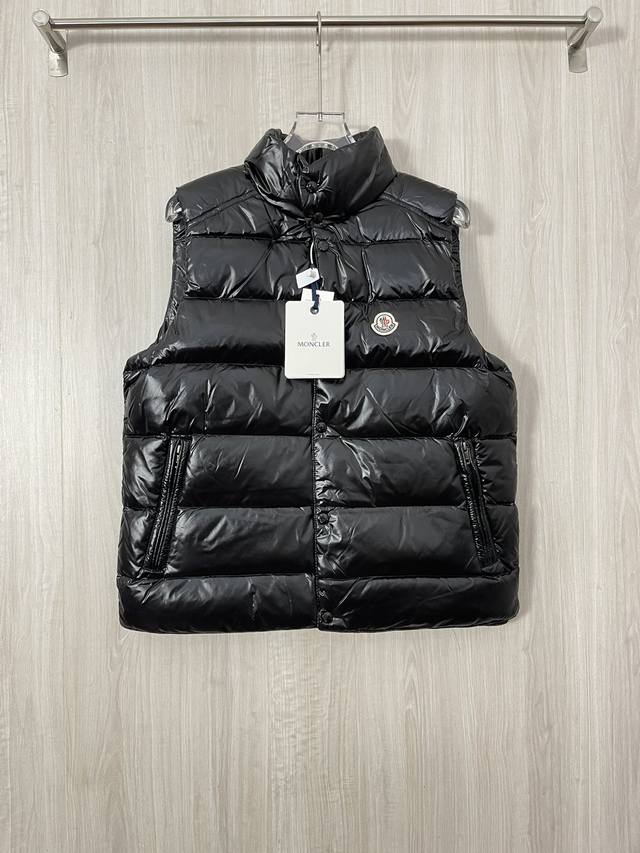 Moncler 蒙口tibb男士马甲背心羽绒服 Tibb男士马甲是moncler的经典单品，灵感源于80年代的标志性典藏廓形。采用nylon Laqué面料制成 - 点击图像关闭