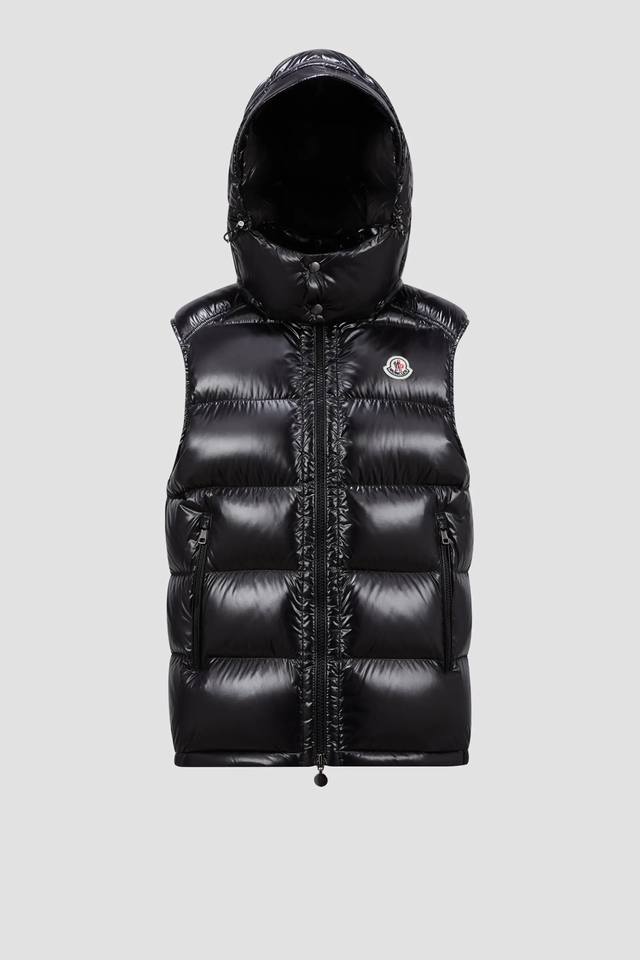 Moncler 蒙口 Bormes马甲背心羽绒服 Bormes羽绒马甲采用标志性闪亮漆面尼龙制成，经典长方格绗缝令其脱颖而出，提供出色保护与温暖。双向拉链门襟搭