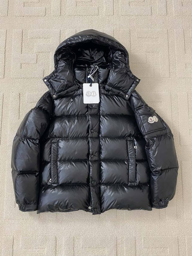 平铺细节 Moncler Maya 蒙口玛雅70周年羽绒服外套 Moncler Maya70周年刺绣徽章羽绒夹克采用闪亮漆面尼龙制成，搭配标志性长方格绗缝，是m - 点击图像关闭