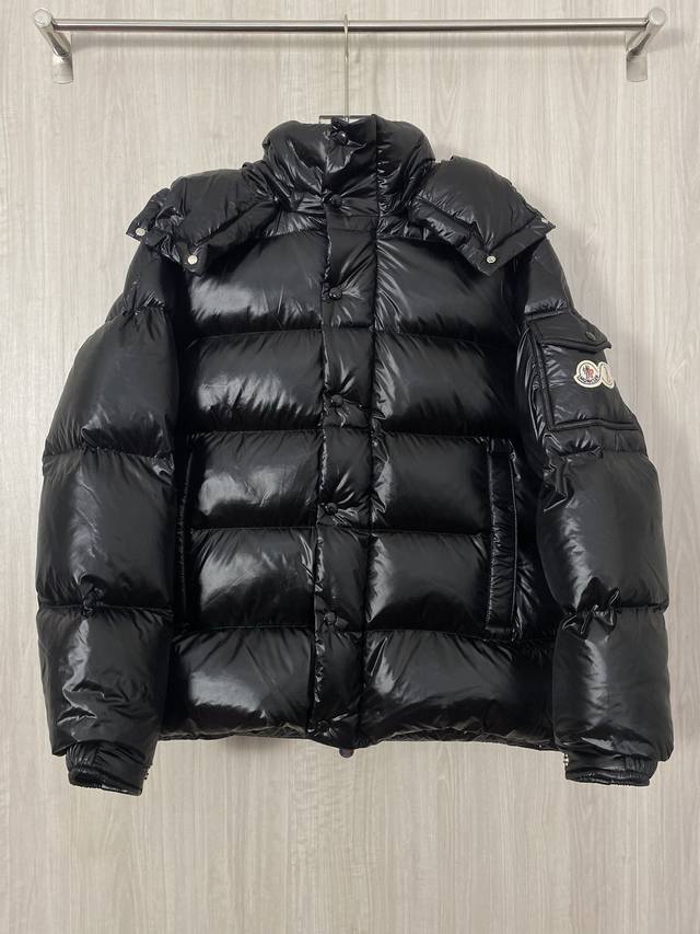 Moncler Maya 蒙口玛雅70周年羽绒服外套 Moncler Maya70周年刺绣徽章羽绒夹克采用闪亮漆面尼龙制成，搭配标志性长方格绗缝，是moncle