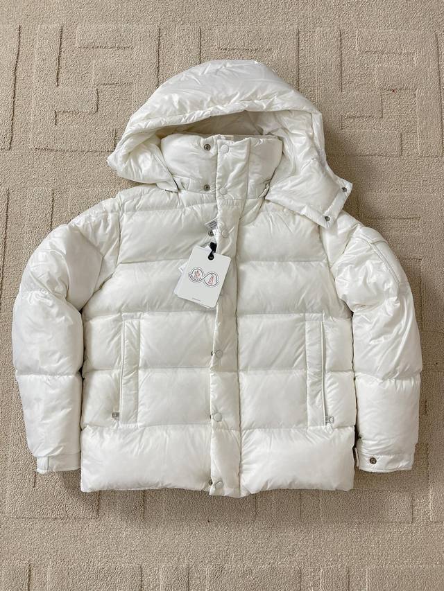 平铺细节 Moncler Maya 蒙口玛雅70周年羽绒服外套 Moncler Maya70周年刺绣徽章羽绒夹克采用闪亮漆面尼龙制成，搭配标志性长方格绗缝，是m