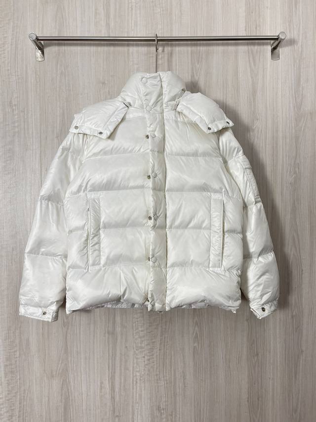 Moncler Maya 蒙口玛雅70周年羽绒服外套 Moncler Maya70周年刺绣徽章羽绒夹克采用闪亮漆面尼龙制成，搭配标志性长方格绗缝，是moncle