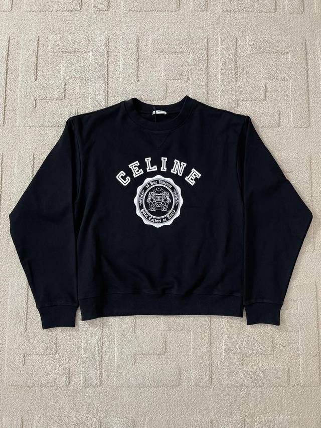 平铺细节 Ce Celine赛琳徽章植绒棉质抓绒宽松卫衣 Celine宽松卫衣，大号版型，落肩设计，长度及臀部下方。 色系：灰色 黑色 尺码：Xs S M L