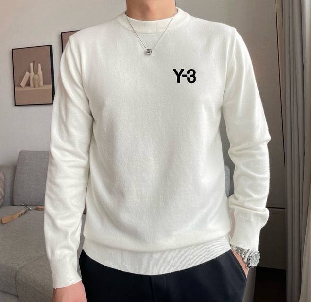 Y-3 秋冬简约 羊毛 针织衫 顶尖品质 百搭气质 羊毛衫 毛衣 品味 价值 身穿或细节都秉承大牌的传统给时尚添加魅力，独有的线条设计散发着浓郁的英伦风情，极具