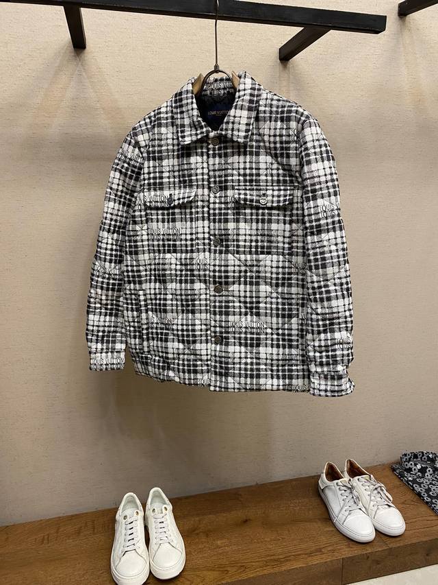 Lv，路易 Ss24秋冬新款羽绒服外套 高端定制 内填充顶级国标纯正90白鸭绒 品质经得起任何形式检验，呈现一种焕然一新，赋予你与众不同的上身体验！均经过严格的