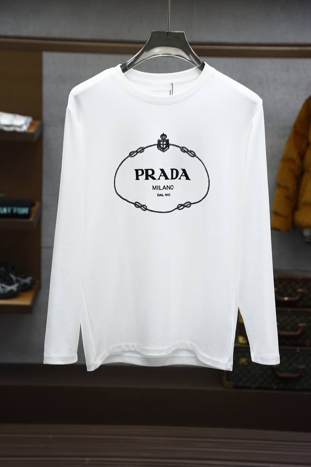 Prada普拉达 2024Aw秋冬新品，男士胸前经典 Cc Logo基础款圆领长袖t恤打底衫！贸易公司渠道稀出，同步gw发售，选用客供进口26S双纱纯棉材质制成