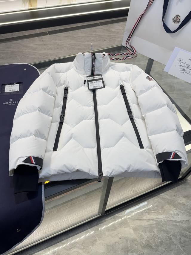 羽绒服 Moncler Grenoble 2024秋冬特别几何图案绗缝羽绒外套.更多细节实拍.