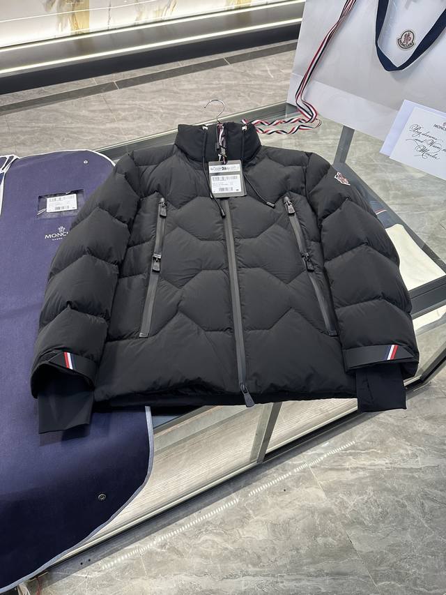 羽绒服 Moncler Grenoble 2024秋冬特别几何图案绗缝羽绒外套.更多细节实拍.