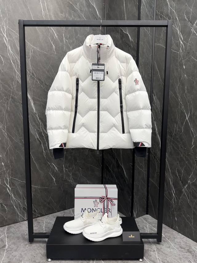 羽绒服 特级羽绒moncler Grenoble 2024秋冬特别几何图案绗缝羽绒外套，羽般轻盈，以当代美学品味开启激情澎湃的滑雪季。本系列整体采用时尚单色设计