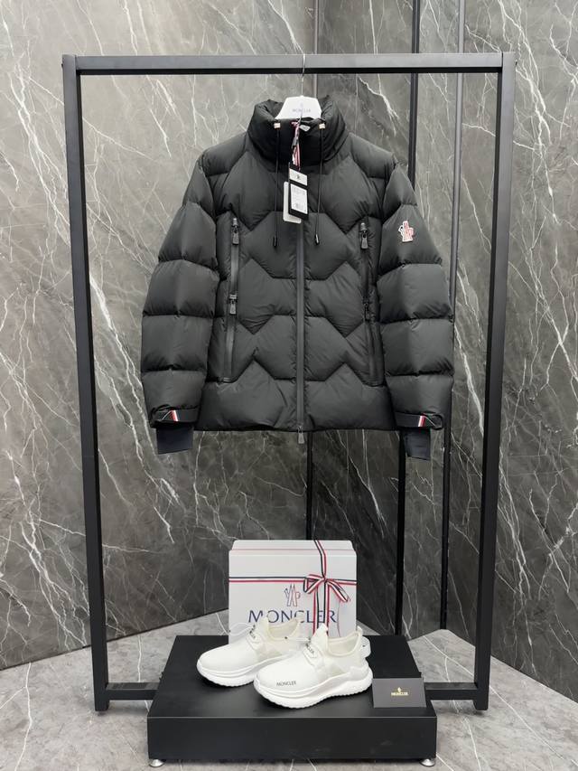 羽绒服 特级羽绒moncler Grenoble 2024秋冬特别几何图案绗缝羽绒外套，羽般轻盈，以当代美学品味开启激情澎湃的滑雪季。本系列整体采用时尚单色设计