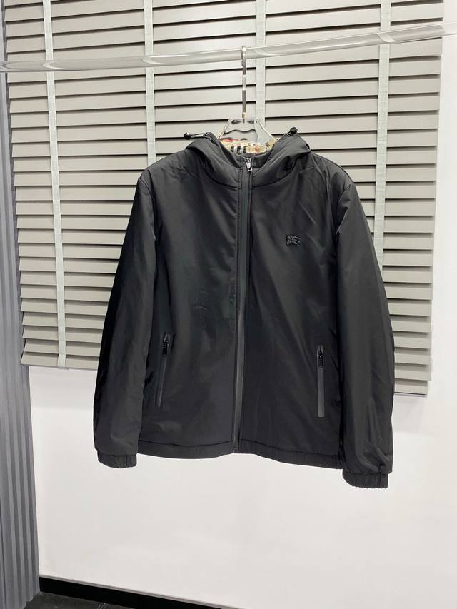 Burberry巴宝莉独家客供最新时尚秋冬连帽棉服。经典设计感与颜值爆棚的外套，品质更是无法挑剔品控可以直接入手，不容过错的高端臻品！通过细节图片便可感受到它强