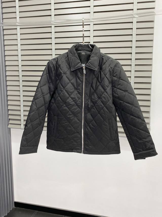 Burberry巴宝莉独家客供最新时尚秋冬翻领棉服。经典设计感与颜值爆棚的外套，品质更是无法挑剔品控可以直接入手，不容过错的高端臻品！通过细节图片便可感受到它强