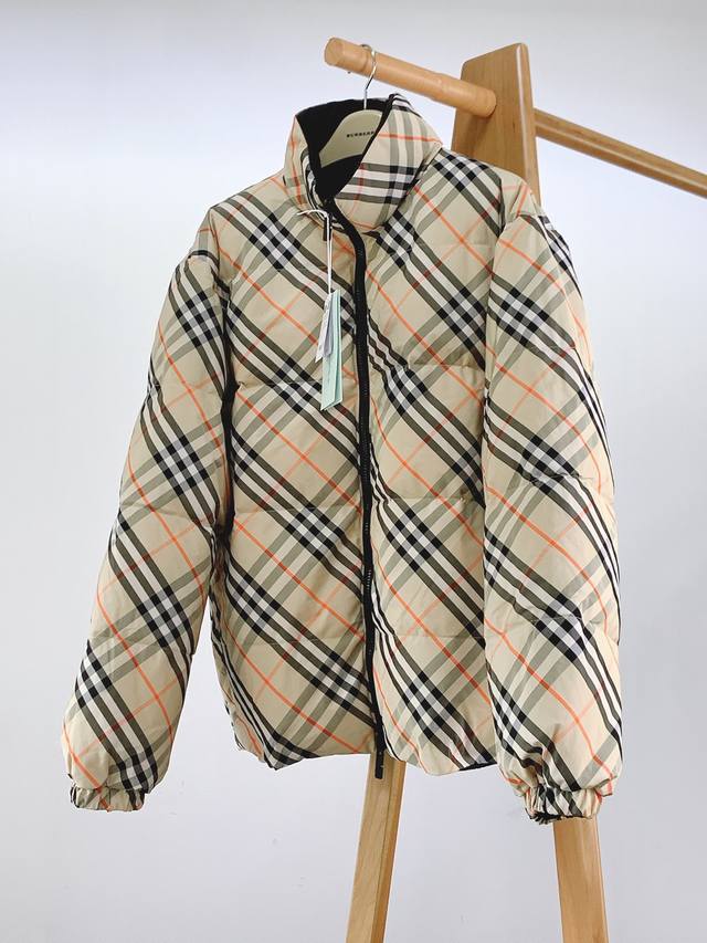 Burberry 巴宝莉 2024Fw秋冬新品 2024秋冬新款经典格纹+战马士徽标双面穿羽绒棉服 本款尼龙羽绒棉服，充盈填充生物绒成分。双面两穿款式，一面装饰