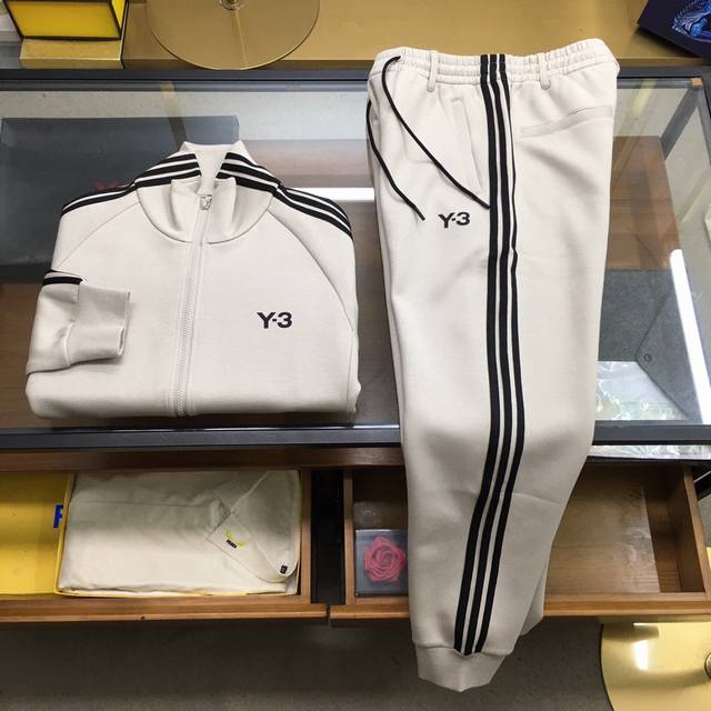 新品套装外套 裤 Y-3 2024秋冬 Aw Y*3 家经典中的经典三条杠压条logo外套套装 专柜同步，专业定制原版级七明治双面面料，区别毛圈卫衣面料掉毛烦恼