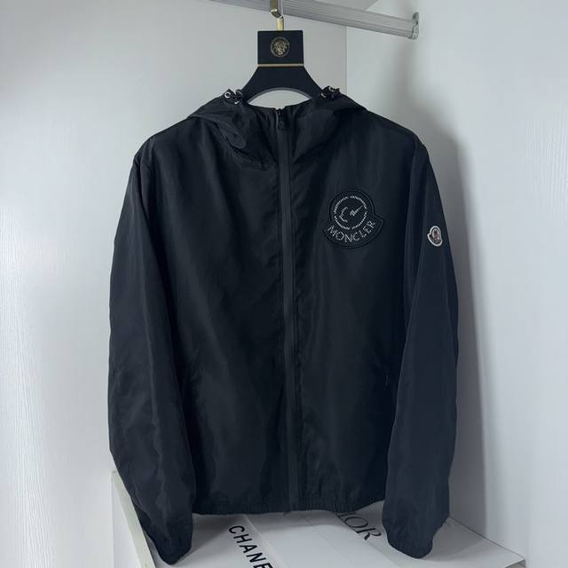 Moncler 蒙口 夹克 风衣 外套！上身柔软舒适，防风防雨并且超级轻盈！款式更是时尚有型，拉链刻有 Logo ，各种细节凸显品质！春秋可作为外套穿搭，平时用