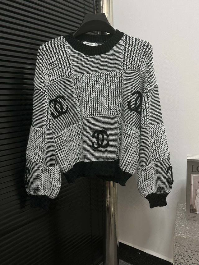 高品质 Chanel 香奈儿ss秋冬最新圆领毛衣 经典黑白配色组合格纹搭配，更能穿出层次感和视觉感十分高级！品牌标志性的双c元素立体精致，上身超显气质，白富美必