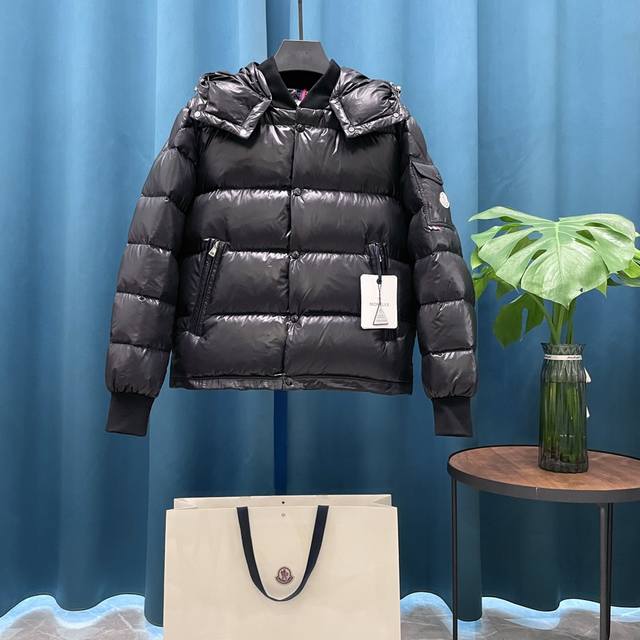 Moncler 蒙口maljasset短款羽绒服夹克外套. 连帽可脱卸.脱卸后可变棒球领夹克外套. Maljasset短款羽绒夹克以当代视角诠释品牌传统。 Ma - 点击图像关闭