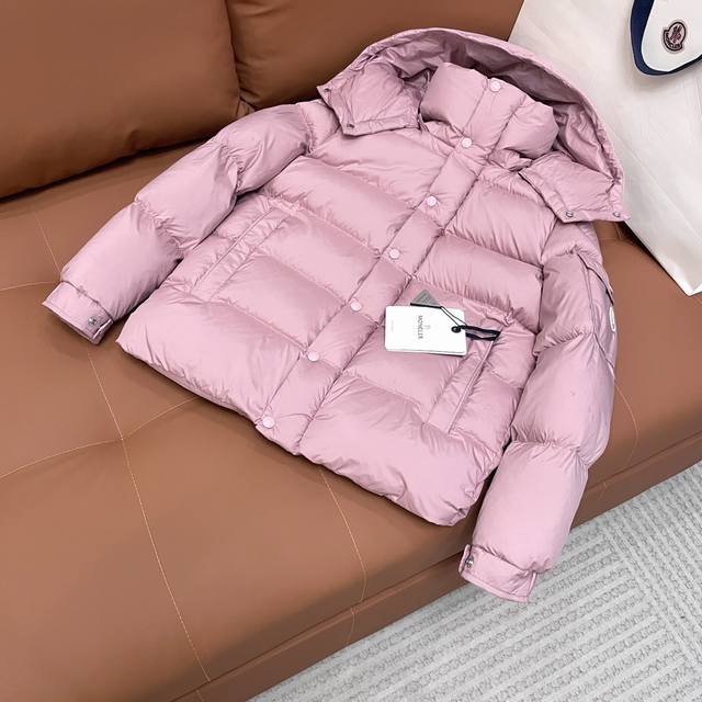 Moncler 蒙口秋冬新品 Vezere鹅绒雾面粉羽绒服 男女同款 这款vezere短款羽绒夹克是基础款保暖单品，彰显moncler的风格特色。Vezere羽