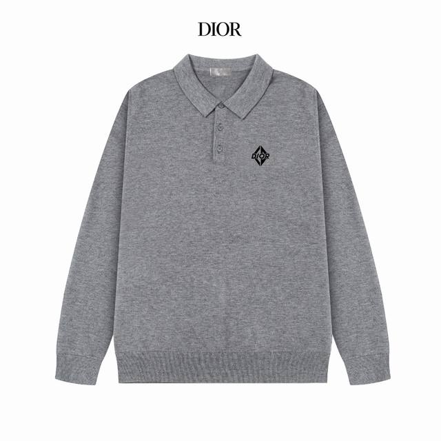 Dior 迪奥2024最新款休闲polo翻领羊毛款毛衣。 质地细腻 柔软舒适 亲肤又保暖 不易变形，简约的高级感风格，胸口处的logo非常工艺精致完美！上身效果