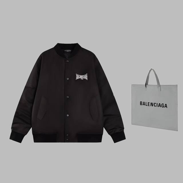 可配手提袋5 Balenciaga 巴黎 2024Ss 秋冬新款棒球服夹克棉服外套 胸前采用高密度刺绣logo 两边袖子褶皱堆叠设计 原版五金四合扣 Smlxl