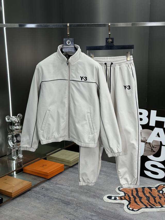 Y-3*套装版型m-Xxxl Y3最新最顶级烫印logo，立领经典拼接多口袋潮流休闲套装，定制金属最顶级的品质专柜在售，顶级制作工艺进口面料，专柜款独特设计，采