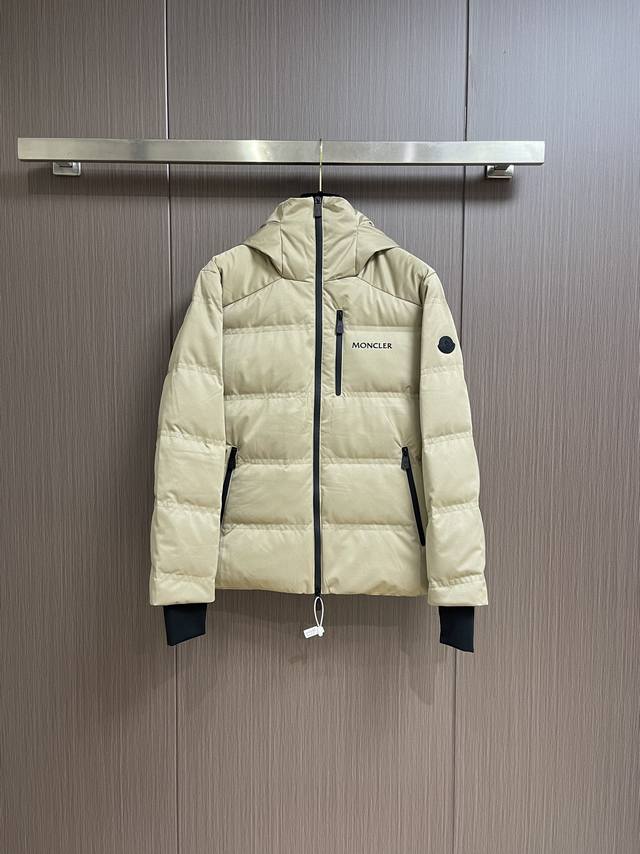 Moncler Grenble压胶滑雪羽绒服 彰显造型气质的不朽传奇．极致款的休闲户外型羽绒服，寒风凛冽的冬季让您拥有关怀备至的温暖．卓越的功能性与保暖防护是每