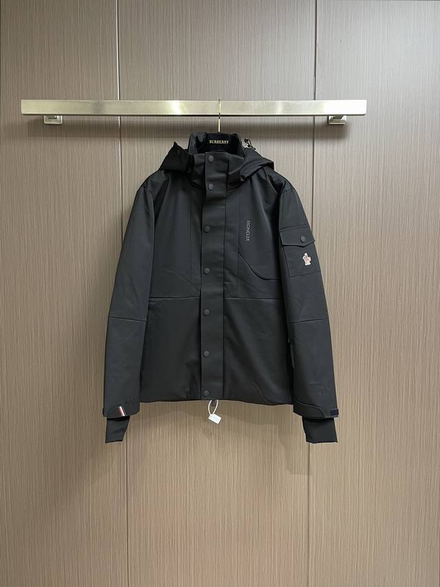 Moncler 秋冬新品 Arneb短款男士羽绒服夹克外套，Arneb男士短款羽绒夹克采用经典设计，是寒冷天气的实用单品。Arneb羽绒夹克提供温暖呵护，同时又