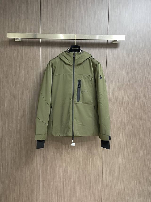 Moncler 新款男士羽绒服，代购级别 冬季新品男款保暖压胶工艺面料滑雪休闲羽绒服外套。 出自一线代工出品 简约干练连帽羽绒夹克款外套 简洁流畅线条感，绝对是