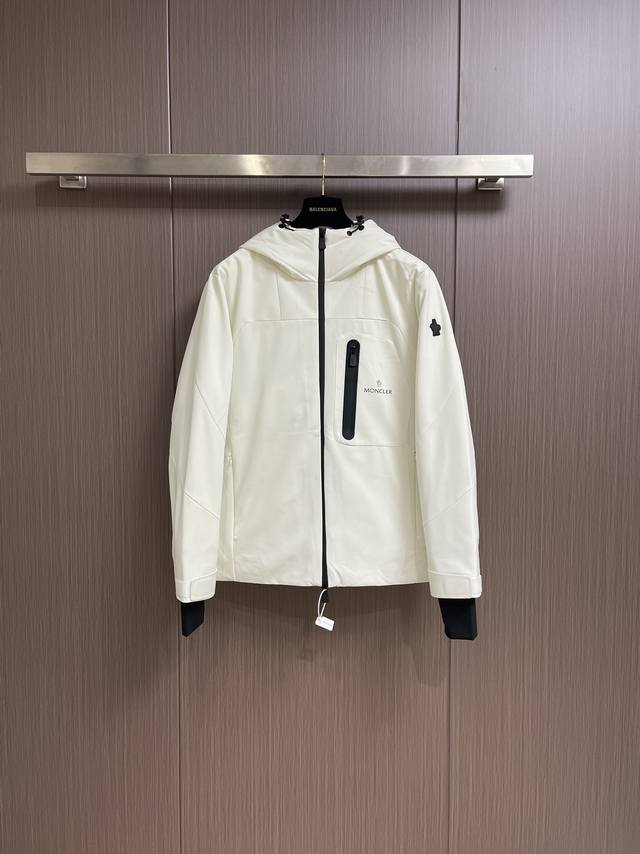 Moncler 新款男士羽绒服，代购级别 冬季新品男款保暖压胶工艺面料滑雪休闲羽绒服外套。 出自一线代工出品 简约干练连帽羽绒夹克款外套 简洁流畅线条感，绝对是 - 点击图像关闭