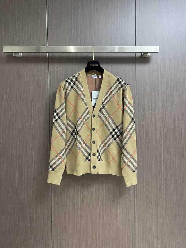 Burberry 2024Ss斜格纹针织开衫毛衣，选用轻盈的羊毛混纺面料打造，装饰针织 标志性格纹。采用v领设计，呈现休闲版型。来自 Bur经典之作系列，以鲜明