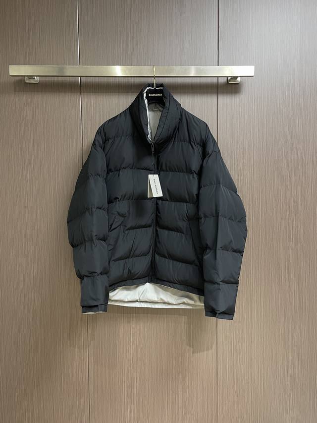 Balenciaga 巴黎世家双面刺绣棉服，Yb购入打版，版型没有任何修改 还原了前长后短巴黎家经典a字版型 双面全部做了定染处理 对比没有任何色差 万针刺绣的