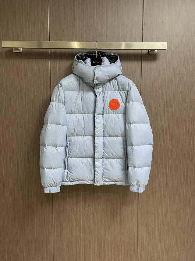 Moncler 2024Ss秋冬新款羽绒外套，采用轻盈尼龙面料制成，胸前新标配色设计，演绎贯穿男士系列的标志性精巧细节，轻松搭配不同造型，是衣橱的必备单品。尺码