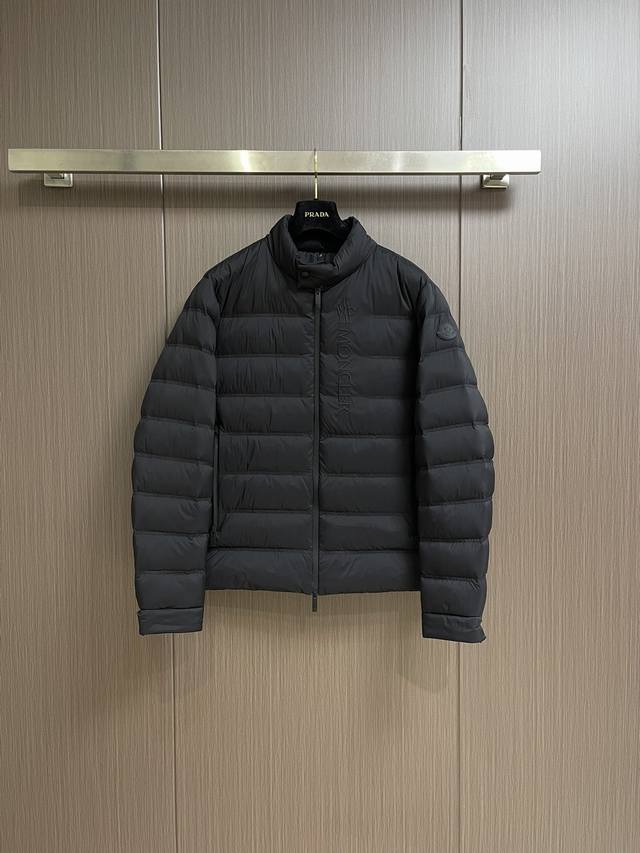 Moncler 2024Fw秋冬新款轻量感立领羽绒外套，男士浮雕标识logo防水压胶拉链羽绒，面料由超细纤维织造，轻量且质地柔软，薄如蝉翼，7D厚度超薄超轻，几