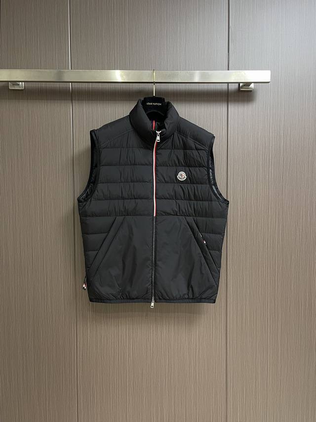 Moncler 2024Ss秋冬新款羽绒马甲，内填充95白鸭绒，回弹性与保暖性兼圣品！面料表面的同缸定制面料自带珠光光泽 科技面料 尼龙织物的材质柔软手感。衣身