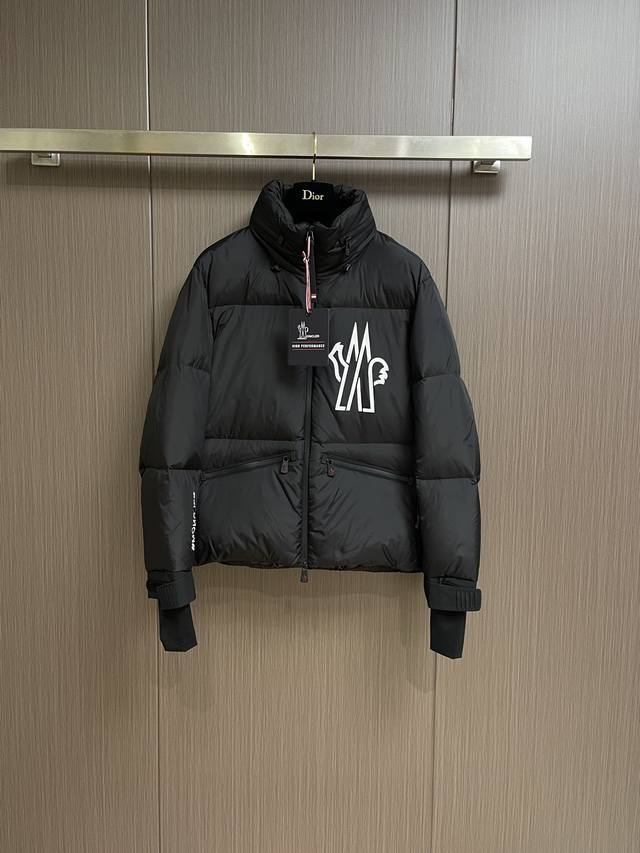 Moncler 秋冬立领隐藏帽羽绒服！最直观的就是面料上，最新高级定制亮面尼龙与原版完全无差，面料细节五金真正做到与原版差，轻薄柔软易打理易清洗。户外运动装备起