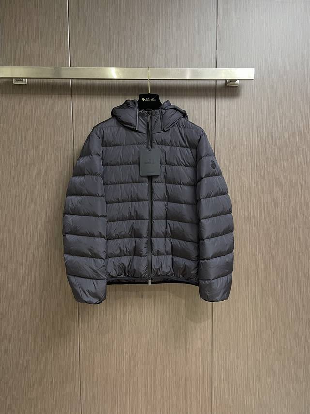 Moncler 2024Ss新品jeluz男士短款可拆卸兜帽jeluz羽绒夹克，采用柔软的防钻绒尼龙面料制成，融合90年代的设计灵感与现代的功能性。配有实用的可