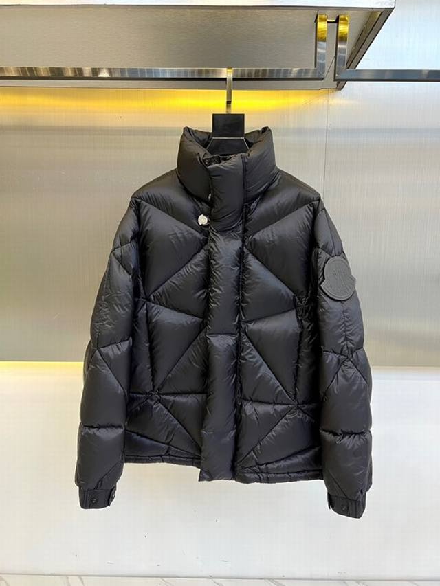 Moncler 蒙口 顶级纯鹅绒 、24Fw秋冬新品genius男菲董联名高领蒙口外套三角绗缝尼龙羽绒服。顶级外贸 #菲董联名。 Moncler 再度携手 Ph