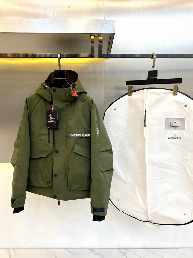 Moncler蒙口 鹅绒 、官网同步旗舰店户外工装滑雪羽绒服。男款grenble压胶户外滑雪服，Dist90%鹅绒10%羽毛进行直充绒技术处理，Gore-Tex