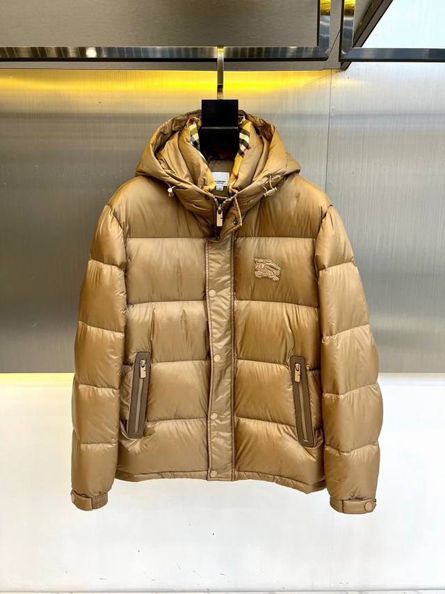 Burberry巴宝莉、24经典款男士战马logo羽绒服。户外御寒必备！这全部90绒的。第一眼看到就是满满的视觉冲击，保暖性能更出色，轻便不厚重，且压缩后的蓬松