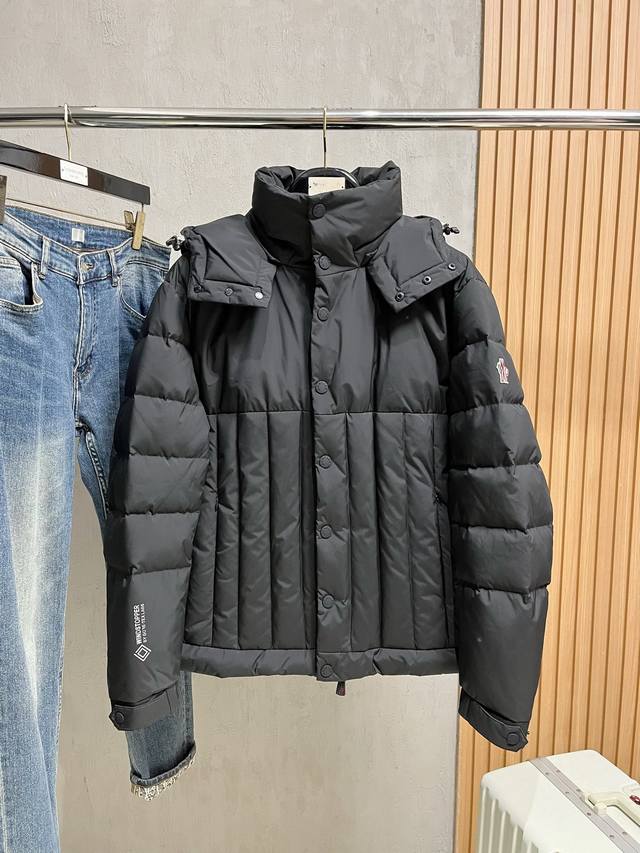 特级羽绒moncler黑标滑雪 渠道臻品 代工厂出口级别订单货品.品相完美.20024秋冬 Grenoble秀款滑雪羽绒服 彰显造型气质的不朽传奇.极致款的休闲 - 点击图像关闭